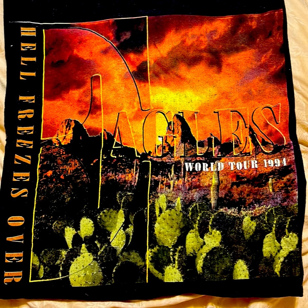 Short sleeved EAGLES T-shirt HELL FREEZES OVER 1994 World Tour